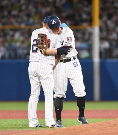 【写真】マウンドで石川と抱き合った青木　もうなんだか…泣けてくる