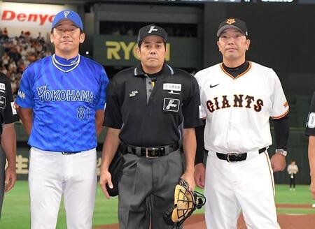 　阿部監督（右）、三浦監督（左）と記念撮影する西本欣司球審（中央）＝撮影・佐藤厚