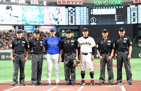 西本審判員が３５年間の審判人生に幕　巨人・阿部監督が花束を手渡す