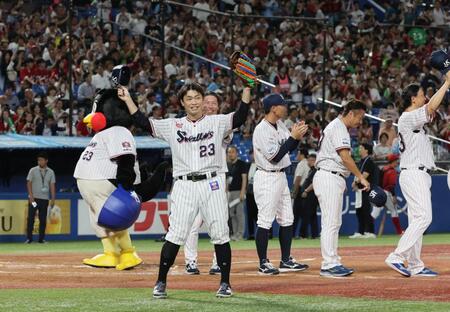 　広島に勝利し、ナインとスタンドにあいさつする青木（手前）