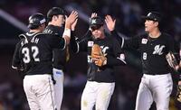 　完投で今季１０勝目を挙げ、ナインとタッチを交わす佐々木（左から２人目）