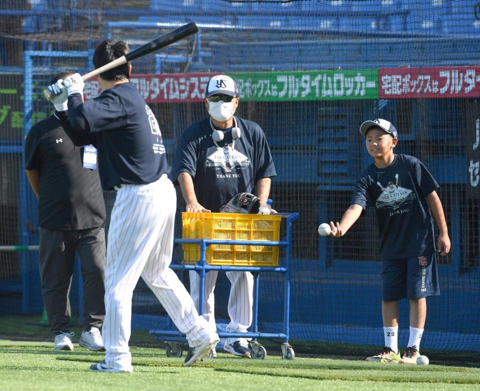 　子どもの投げるボールを打つ青木（撮影・佐々木彰尚）