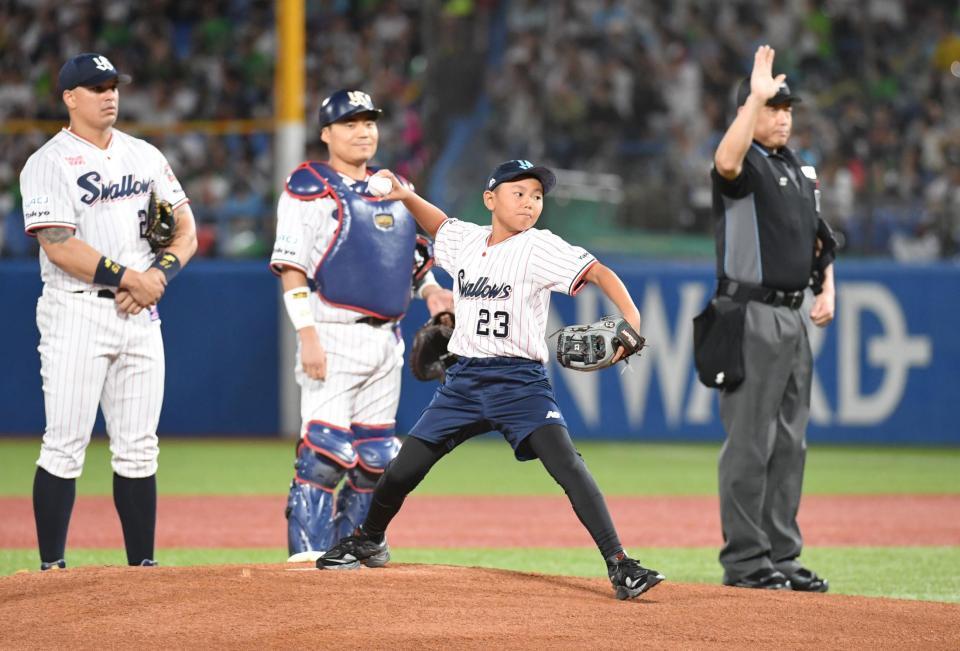 　始球式を務めた青木の長男（撮影・佐々木彰尚）