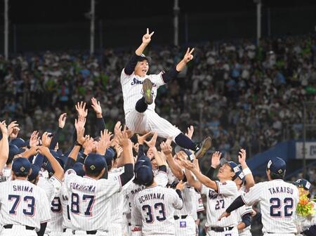 　胴上げされる山崎（撮影・佐々木彰尚）