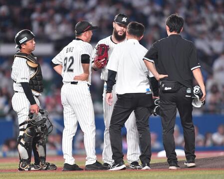 　１回、浅間の内野安打で一塁ベースカバーに走った際に足を痛めた先発・カイケル（中央）＝撮影・開出牧