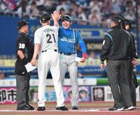 　メンバー表交換で吉井監督（手前）とハイタッチを交わす新庄監督（撮影・開出牧）