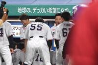 　試合前の円陣で声出しをする山崎（撮影・佐々木彰尚）