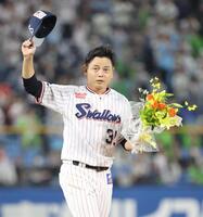 　花束を手に観客にあいさつする山﨑