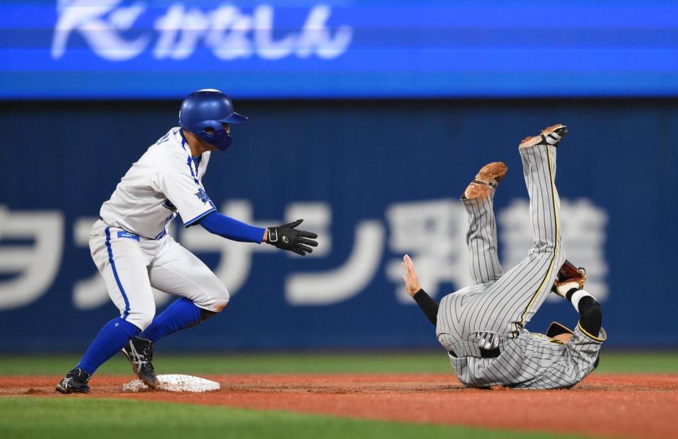 　３回、一走の森敬をアウトにした後に転倒する遊撃手の木浪（撮影・堀内翔）