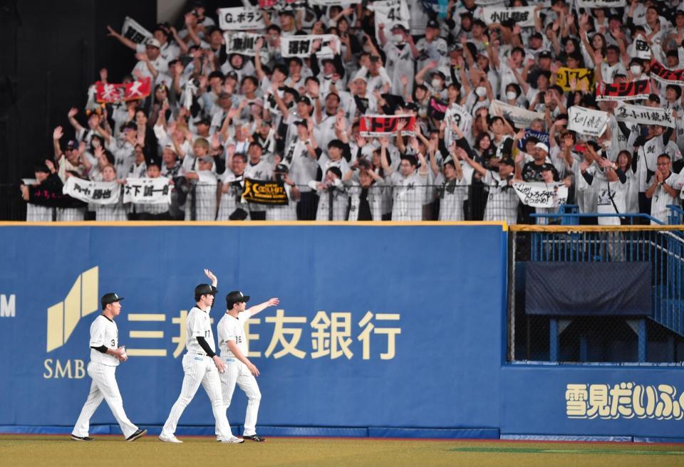 　試合後のセレモニーでナインと共に場内を一周しスタンドのファンに手を振る佐々木（右から２人目）＝撮影・開出牧