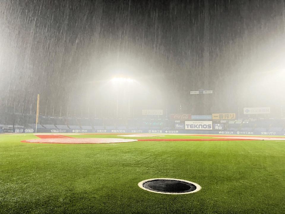 　最終戦セレモニー終了を待って大雨となった神宮