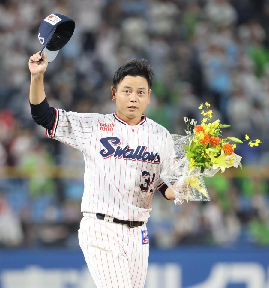 　花束を手に観客にあいさつする山﨑