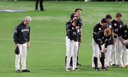 　スタンドに一礼する吉井監督（左）らナイン