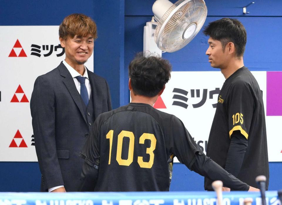 　試合前に阪神関係者にあいさつをする大和（左）