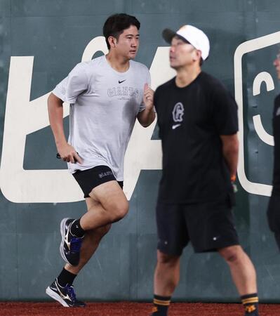 　外野を走る菅野。右は阿部監督