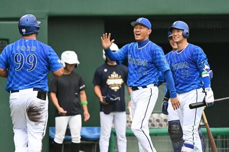 　７回、右越え本塁打のフォードを笑顔で出迎える青山２軍監督（中央）