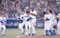 　９回、サヨナラ適時内野安打を放ちウオーターシャワーを浴びる福永（６８）＝撮影・開出牧