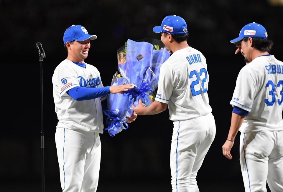 　引退セレモニーで大野（２２）から花束を受け取る田島（左）。右端は・祖父江（撮影・開出牧）