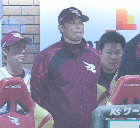 　険しい表情で試合を見つめる今江監督（撮影・吉澤敬太）