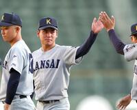 　京大に勝利しナインとタッチする関大・金丸夢斗（撮影・山口登）