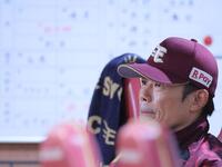 　固い表情でグラウンドを見つめる今江監督（撮影・吉澤敬太）