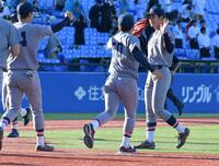 　東大に完封勝利を挙げナインに迎えられる慶大・渡辺和大（右）＝撮影・持木克友