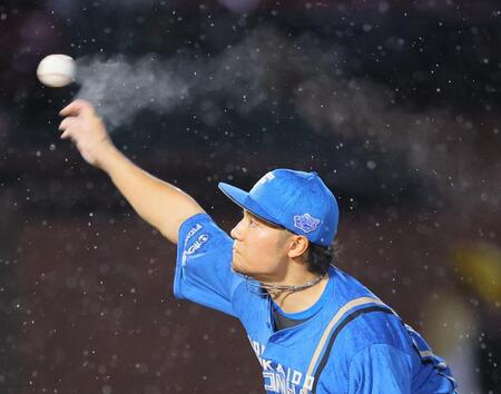 　雨の中、力投する伊藤（撮影・吉澤敬太）