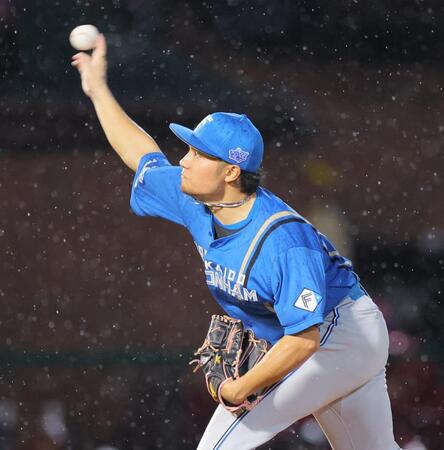 　雨の中、力投する伊藤（撮影・吉澤敬太）