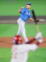 　４回、小郷（手前）に先制の適時二塁打を打たれた伊藤（撮影・吉澤敬太）