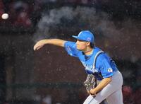 　雨の中、力投する伊藤（撮影・吉澤敬太）