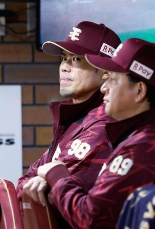 　５回、ベンチで試合を見守る今江監督（奥）