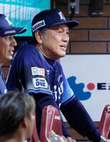 　ベンチで試合を見守る渡辺監督代行