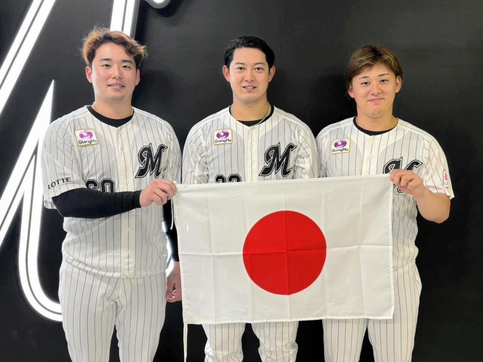 　ＷＢＳＣプレミア１２のメンバーに選ばれたロッテの（左から）横山、佐藤、鈴木