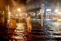 　ハリケーン「ミルトン」の影響で冠水した道を歩く男性＝９日、米南部フロリダ州（ゲッティ＝共同）