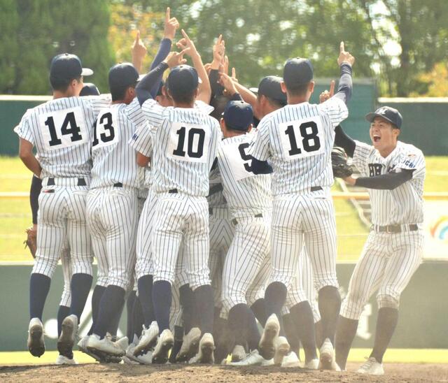 明徳義塾10年ぶり2度目V 佐賀県出身・内山が凱旋“有終”完投星