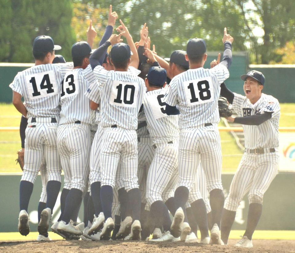 明徳義塾10年ぶり2度目V 佐賀県出身・内山が凱旋“有終”完投星