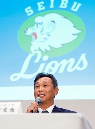 　プロ野球西武の新監督に決まり、就任記者会見する西口文也氏＝１１日午前、東京都内のホテル