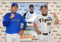 　会見後、ガッツポーズを決める（右から）阪神・岡田監督、巨人・阿部監督、ＤｅＮＡ・三浦監督（撮影・田中太一）