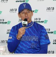 　会見で意気込みを語るＤｅＮＡ・三浦監督（撮影・田中太一）