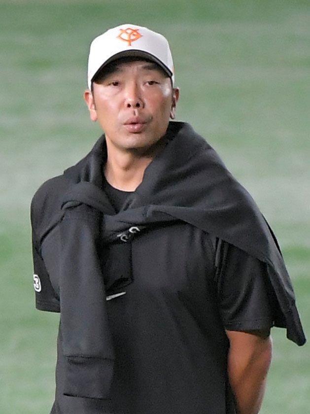 　内野で練習を見る阿部監督（撮影・佐藤厚）