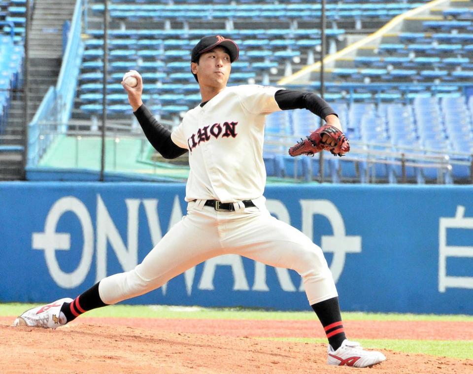 　完投でリーグ戦通算１５勝目を挙げた日大・市川