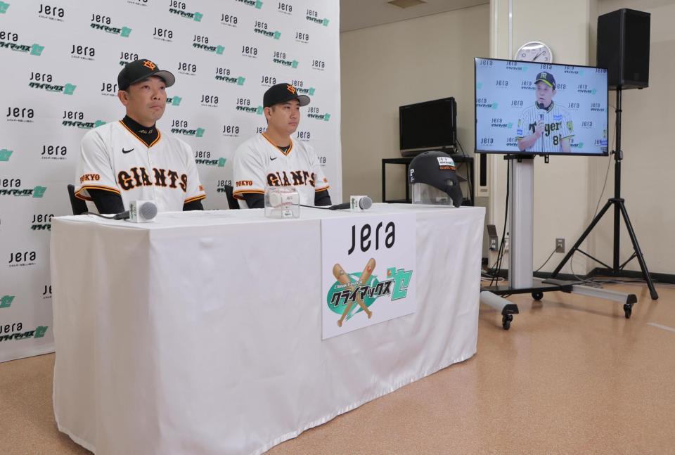 　阪神・岡田監督（右）の話に耳を傾ける巨人・阿部監督（左）と菅野智之（中央）＝代表撮影