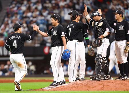 　ＣＳ初戦を勝利し、タッチを交わすロッテナイン（撮影・中島達哉）