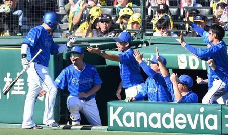 　２回、追加点に沸く三浦監督ら（撮影・飯室逸平）