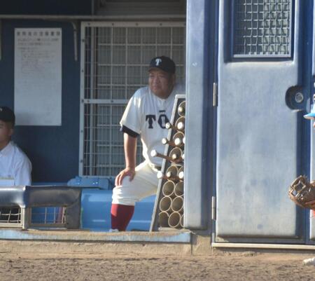 　ベンチで指揮を執る大阪桐蔭・西谷浩一監督