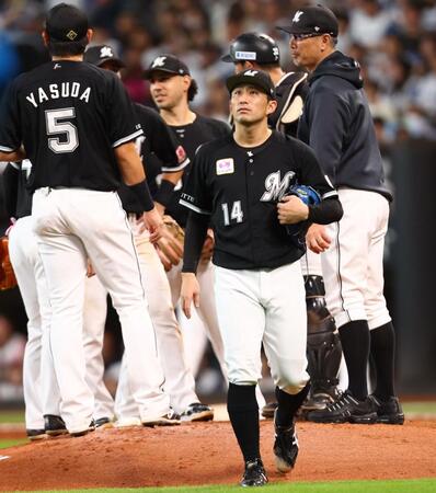 　７回途中で降板する小島（中央）＝撮影・中島達哉