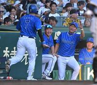 　７回、３ランを放った佐野を迎える三浦監督（右から２人目）＝撮影・石井剣太郎