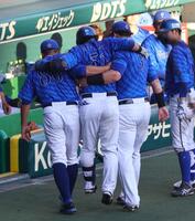 　７回、宮崎は足を痛め、オースティン（右）の肩を借りベンチに戻る（撮影・山口登）