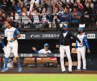 　７回、水野が勝ち越し２点三塁打を放ち、ベンチから飛び出し、ランナーを回す新庄監督（右から２人目）＝撮影・中島達哉