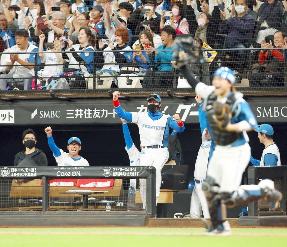 　ＣＳファイナルＳ進出を決め、歓喜する新庄監督（中央）と日本ハムナイン（撮影・中島達哉）